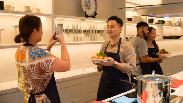 Tourists cooking Singapore's famed local dish - Chilli Crab