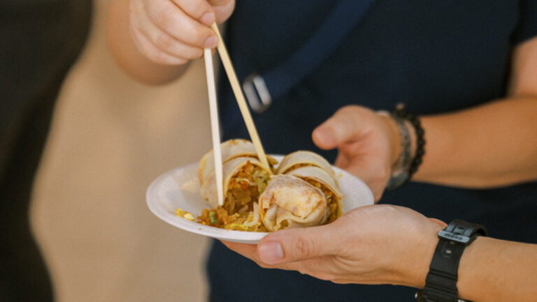 Tourists trying Singapore's local food - Popiah